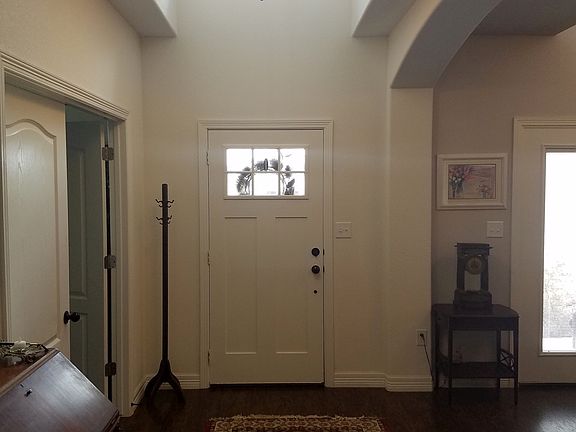 5th image of 410 E Avenue B