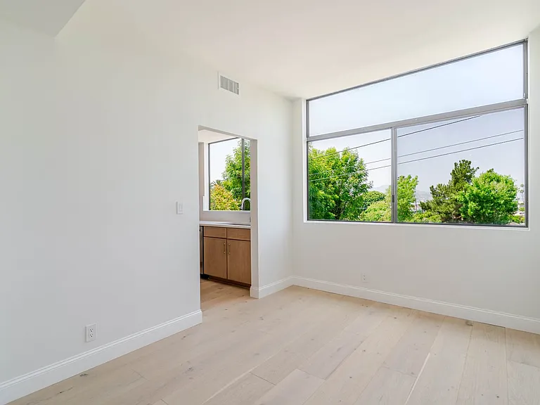 1305 N Columbus Ave #208 — Photo 9