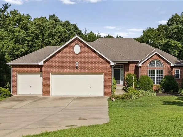 8565 Waverly Rd, De Soto, KS 66018