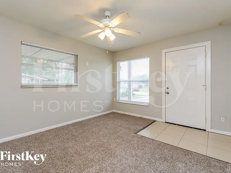431 Gilman Cir — Photo 3