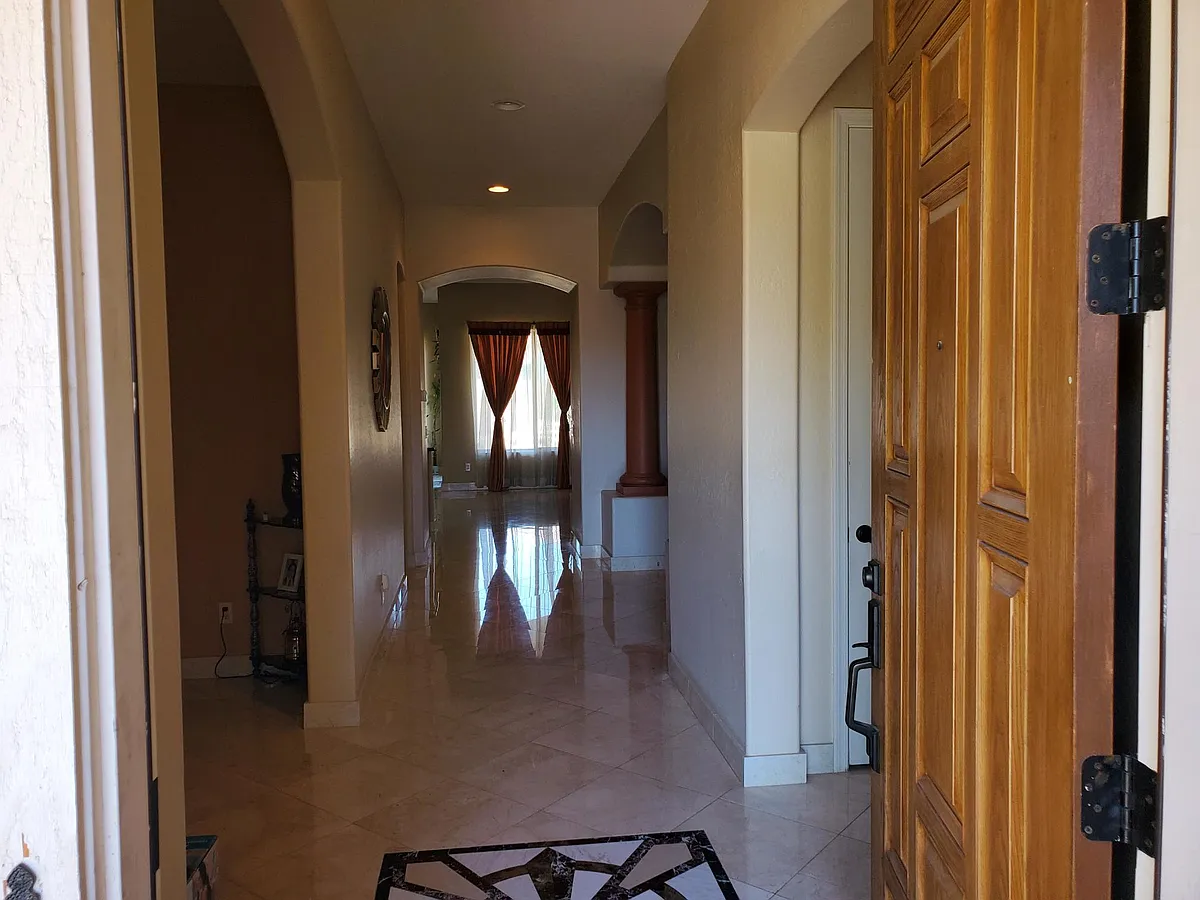 Entrance - 414 W Azalea Dr