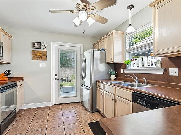 5th image of 141 Emerald Pines Ct