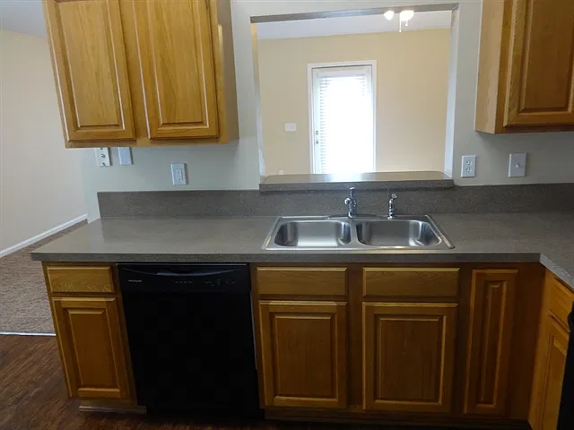 3 bed, 2.0 bath, 1271 sqft, $1,645 — Photo 2