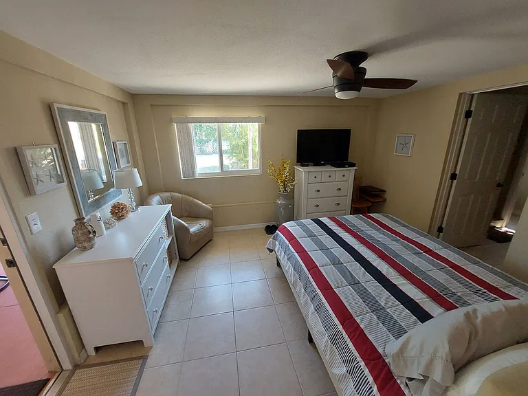 1541 Crest Dr — Photo 8