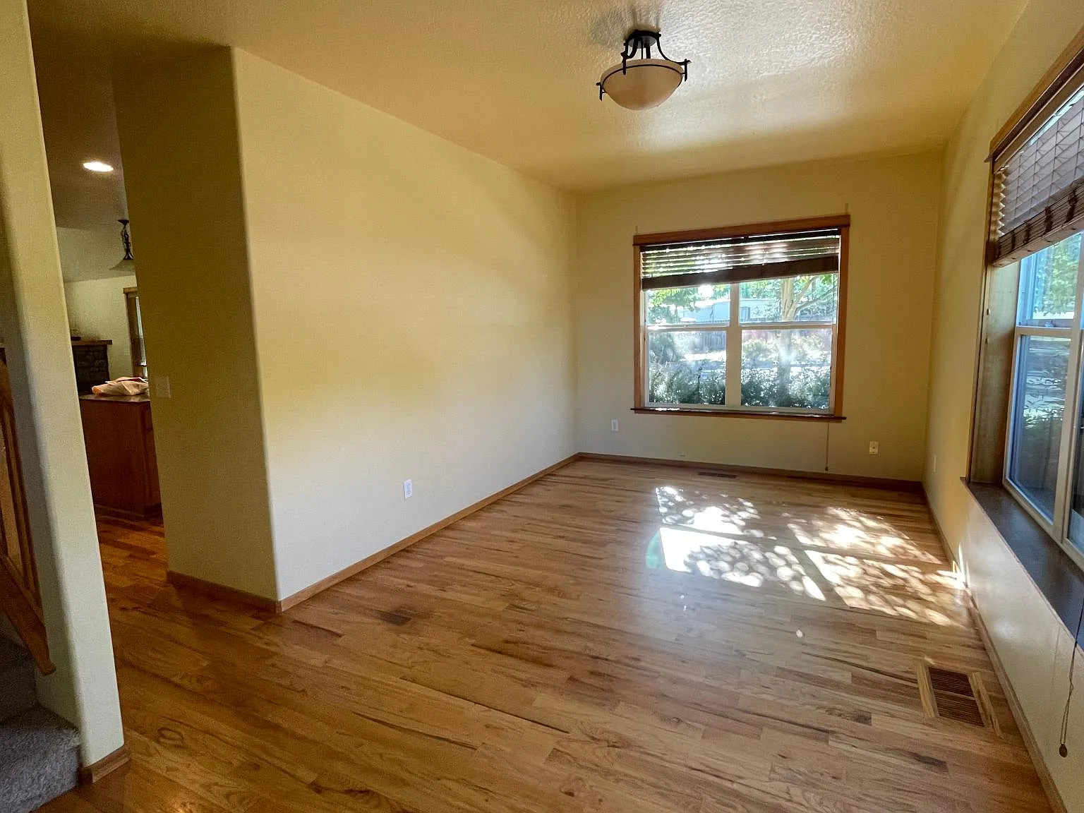 3 bed, 2.5 bath, 2000 sqft, $2,050 — Photo 2