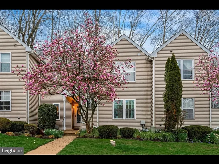 338 Cashel Ct — Photo 1