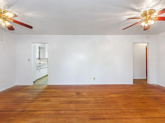 5th image of 2030-32 Alexander Dr