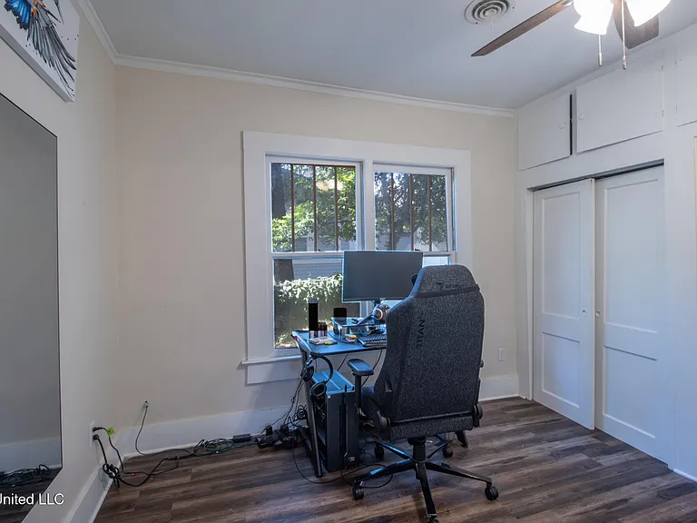 258 Querens Ave — Photo 12
