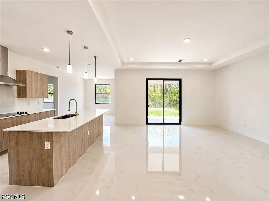 4 bed, 3.0 bath, 1935 sqft, $2,699 — Photo 4