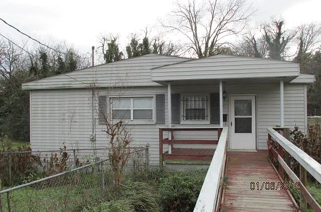 754 Pebble St photo 1