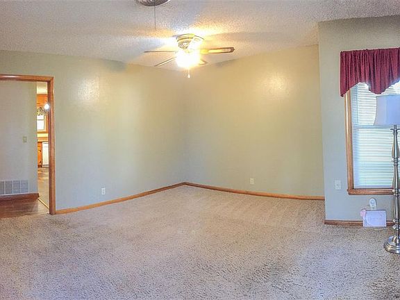 4th image of 208 Laurel Ln