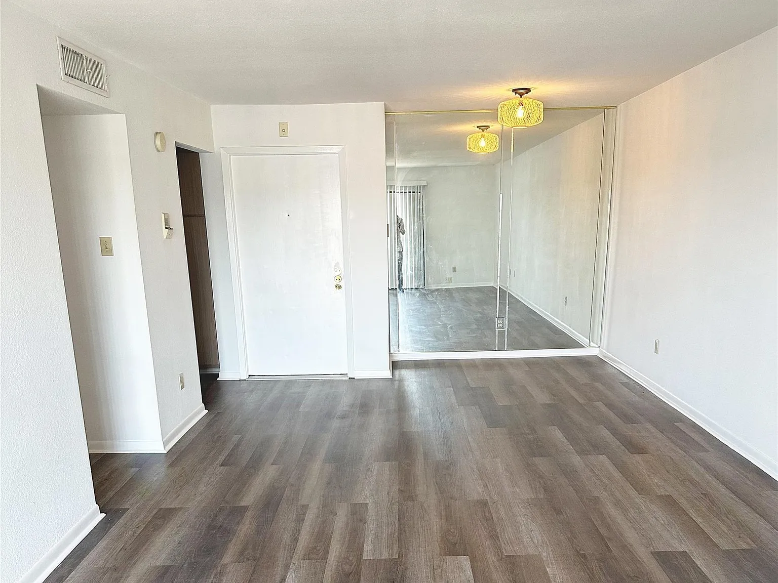 2 bed, 1.0 bath, 825 sqft, $1,199 — Photo 2
