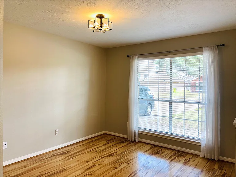 1404 Helmsley Dr — Photo 5