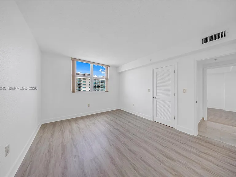 7501 E Treasure Dr #7M — Photo 18