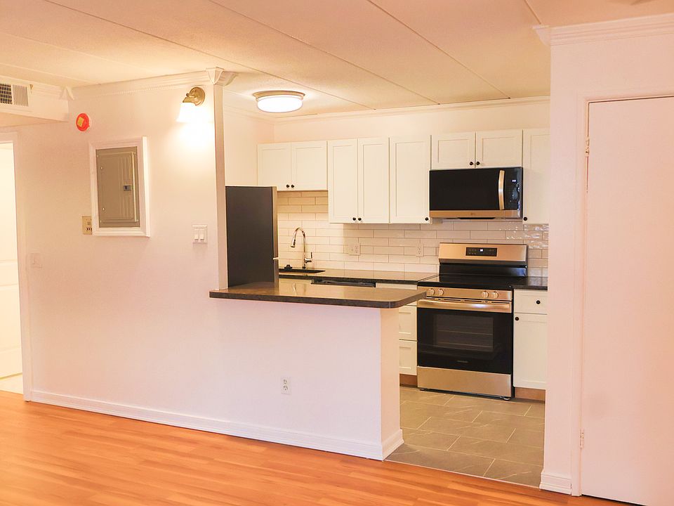 Completely new renovated kitchen. All New appliances: fridge, dishwasher, stove/oven, microwave and sink
