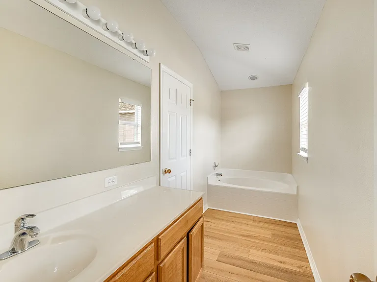2081 Brookshire Cir — Photo 36