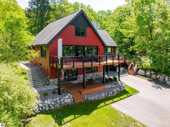 2104 Apple Hill Dr, Traverse City, MI 49686