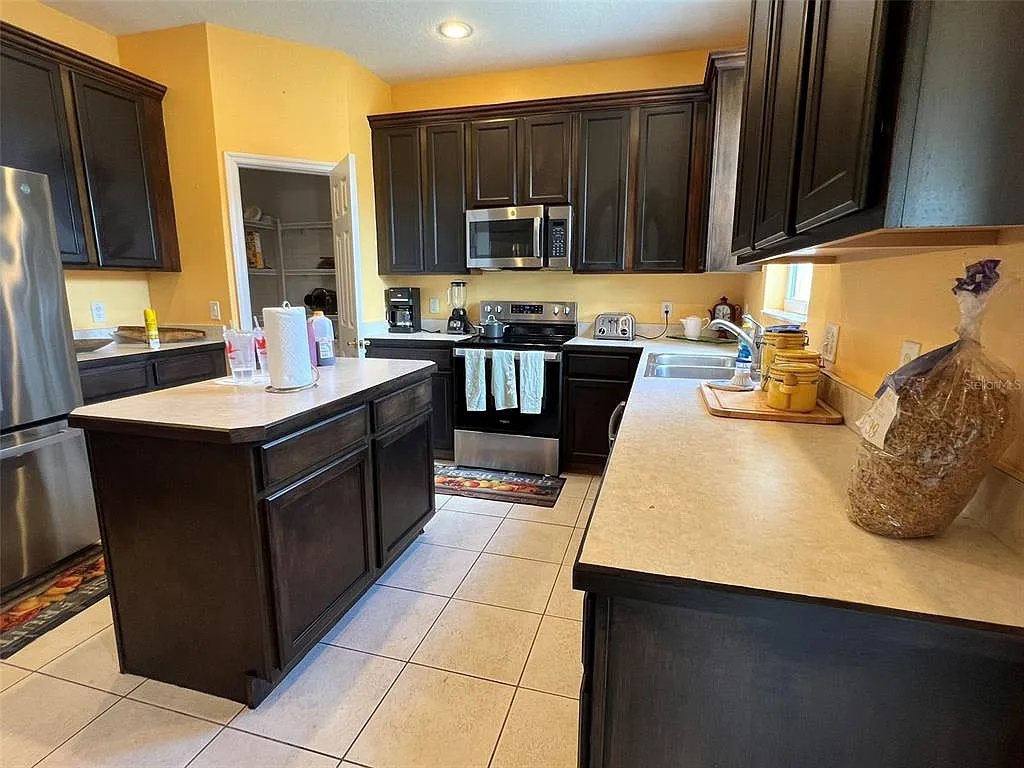 5 bed, 3.0 bath, 3387 sqft, $3,000 — Photo 3