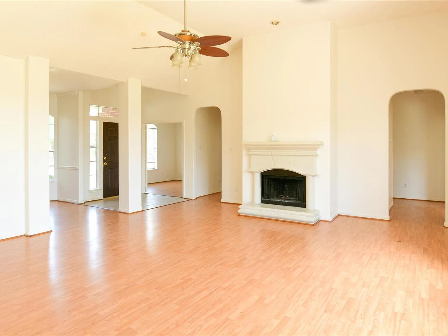 4 bed, 2.0 bath, 2208 sqft, $1,975 — Photo 2