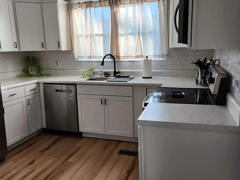 511 Queen St — Photo 13