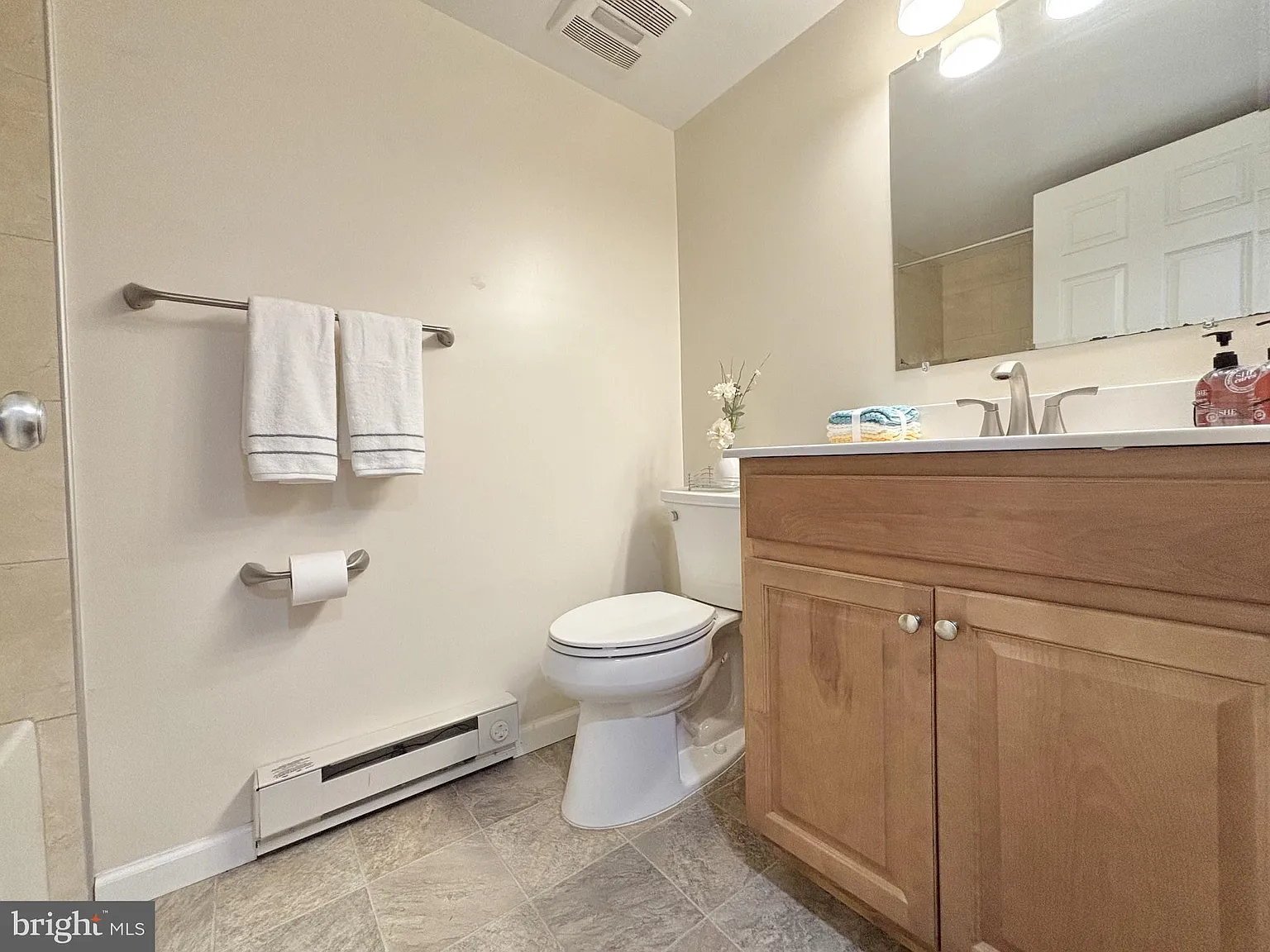 3 bed, 2.0 bath, 1340 sqft, $2,700 — Photo 3