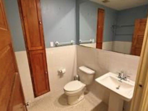 3rd image of 5520 Woodlawn Pl