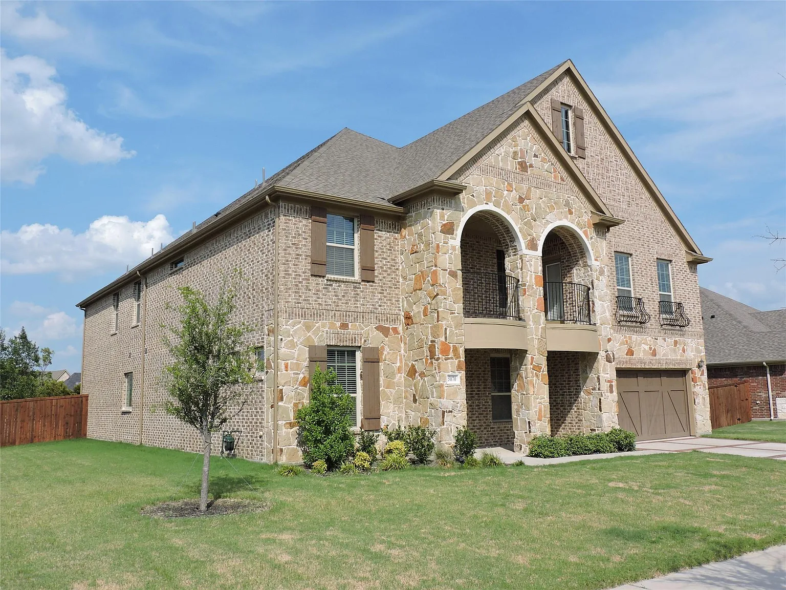 5 bed, 3.5 bath, 4986 sqft, $3,850 — Photo 2