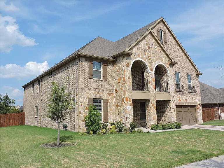 5070 Kerstyn Dr — Photo 2
