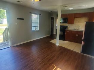 713 S Valderas St, Angleton, TX 77515