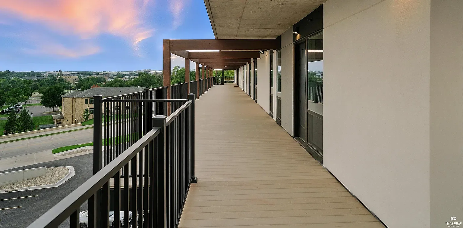 2 bed, 915 sqft, $2,000 — Photo 3