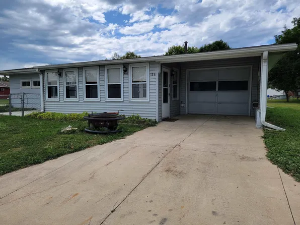 128 7th St E, Cresco, IA 52136