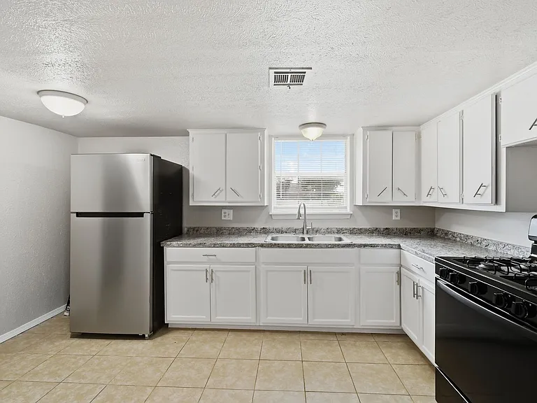 S Maple St Apartments — Photo 7