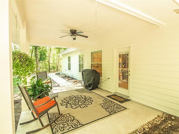 Image 4: This backyard is an OASIS! Very private, and peaceful....just beautiful.