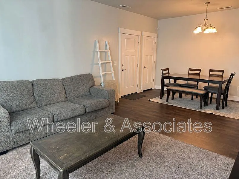 3 bed, 2.0 bath, 1500 sqft, $1,800 — Photo 3