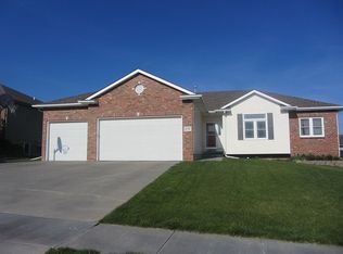 6119 Glass Ridge Dr, Lincoln, NE 68526