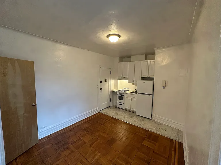 111 W 16th St #6E — Photo 5