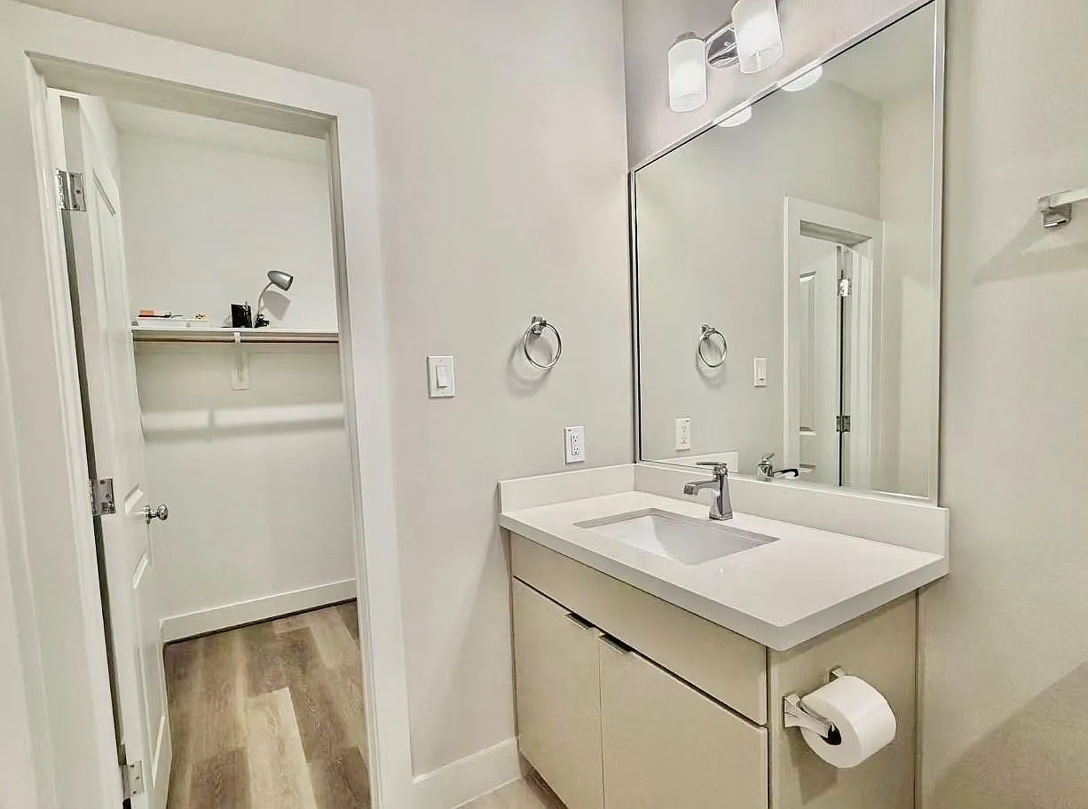 3 bed, 3.5 bath, 2480 sqft, $3,050 — Photo 4