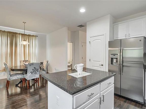 3rd image of 1412 Hawthorn Way