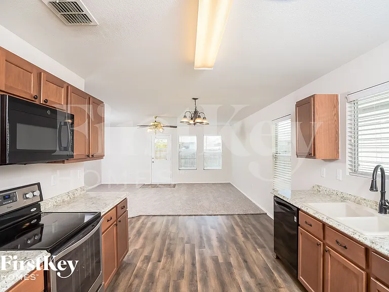 8503 Silver Willow — Photo 6