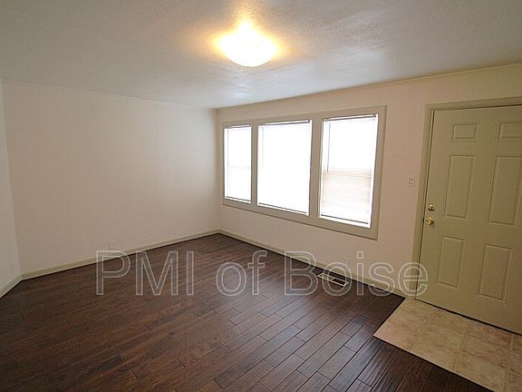 3rd image of 2113 E Oak St