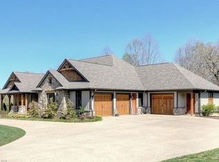 526 Skytop Farm Ln, Hendersonville, NC 28791
