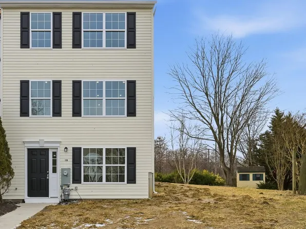 138 Versailles Ct, Newark, DE 19702