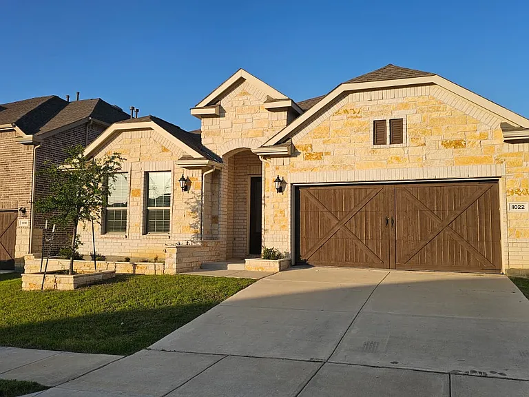 1022 Lakebend Ct — Photo 1