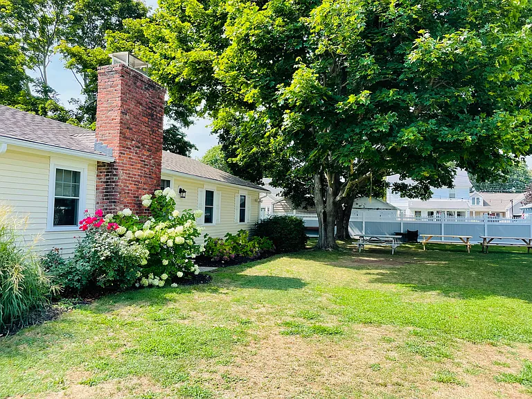 21 Town Beach Rd — Photo 4