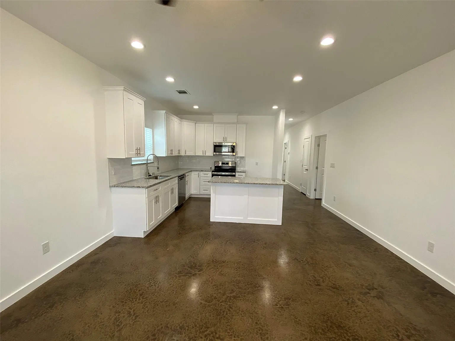 3 bed, 1321 sqft, $1,550 — Photo 3