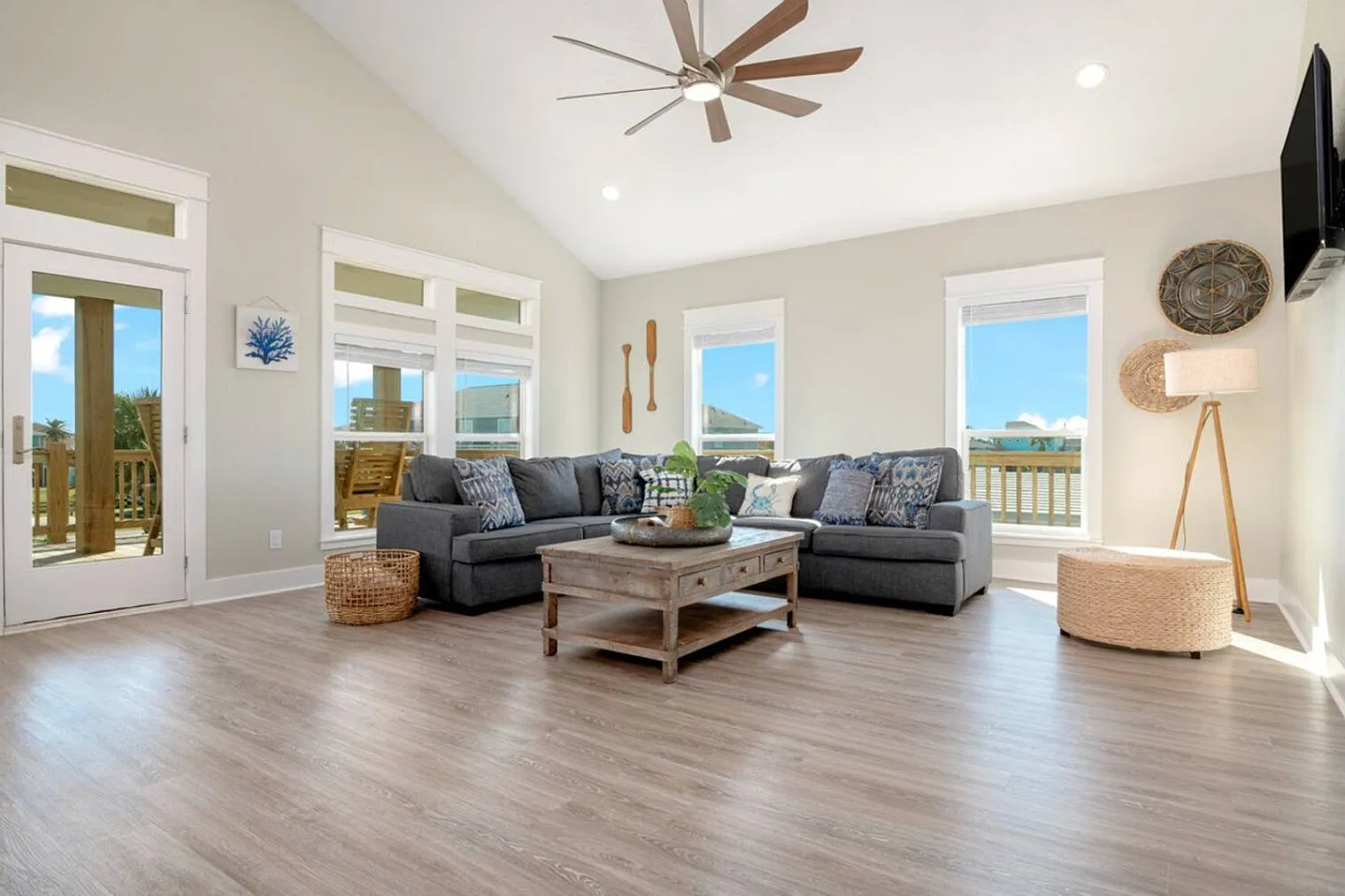 3 bed, 2.0 bath, 1571 sqft, $2,925 — Photo 3