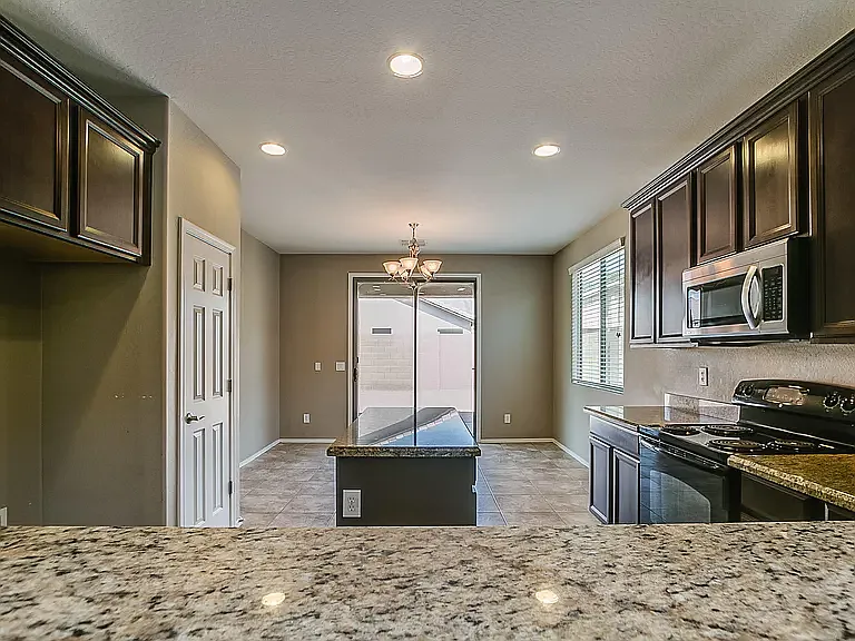 3 bed, 1687 sqft, $2,000 — Photo 3