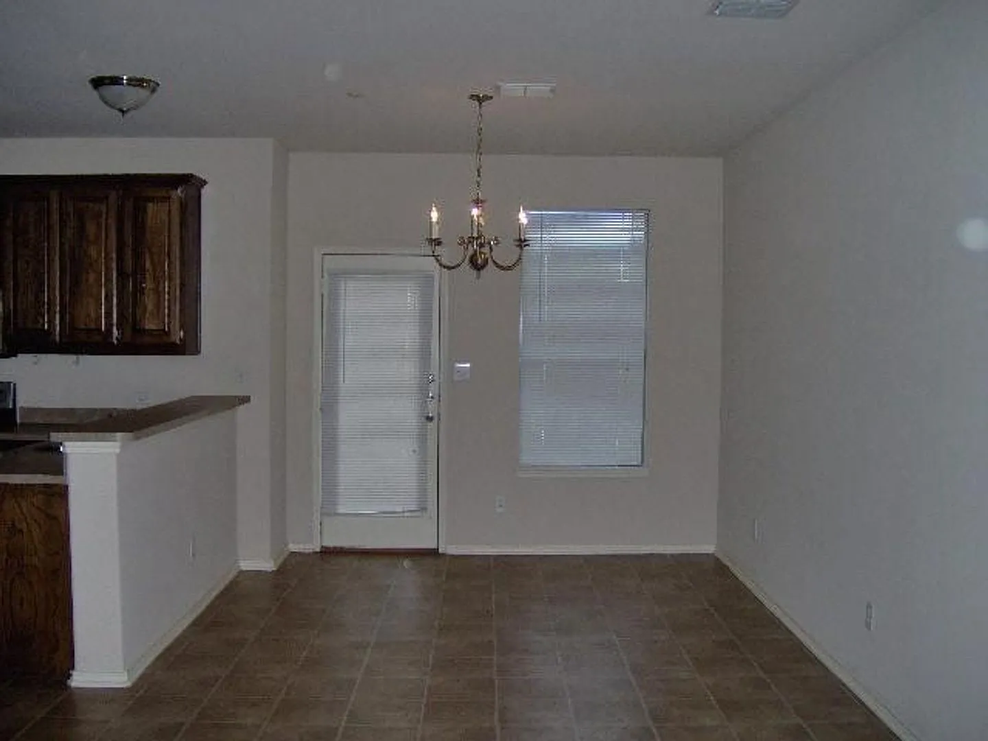 Stunning Townhome Located In Desirable Villages Of Carmel — Photo 4