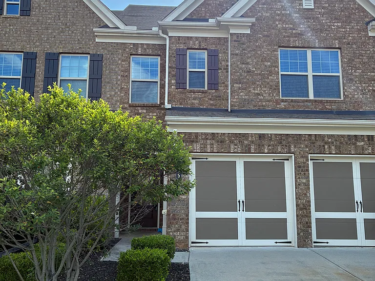 1335 Hampton Oaks Dr — Photo 1