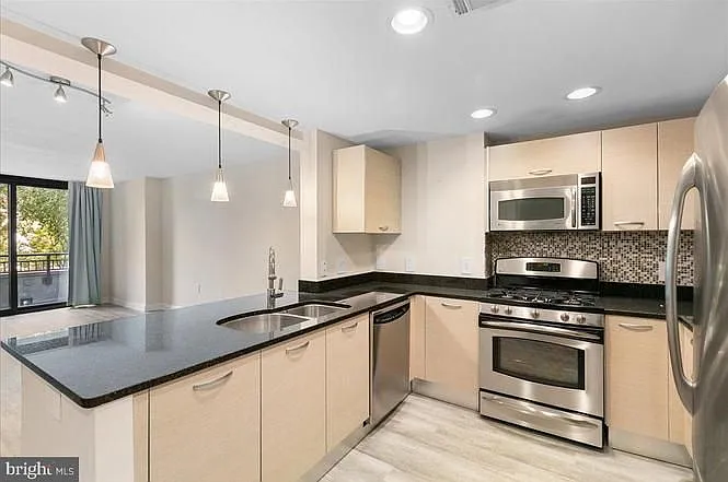 Building Photo - 2451 Midtown Ave #209